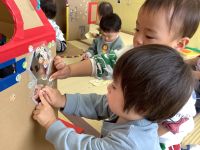 きらきらしているシールを貼っている