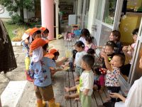 シャボン玉を楽しんでいる