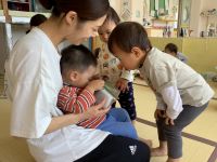 アゲハ蝶の幼虫を見ている