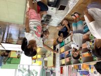 カブトムシを掴んでいる