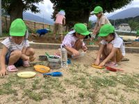 泥団子を作っている