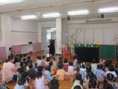 七夕にちなんだ話を見ている子ども達