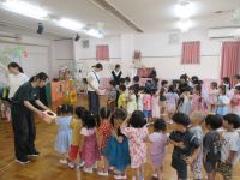 くじを引いている子ども