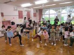 踊りをしています。