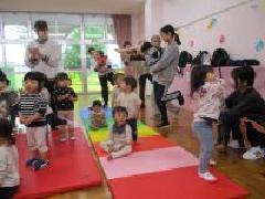 未満児さんも楽しそうに踊っています。