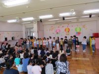 歌と手遊びを披露しています