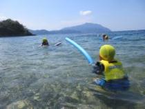 プールスティックで遊んでいます