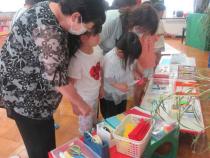 笹飾りの材料を選んでいます