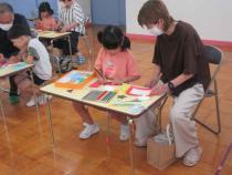 祖母と子どもで笹飾りを作っています