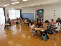 祖父母の集いで七夕飾りを作っています