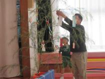 笹に飾りをつけていますの画像1