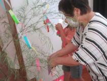 笹に飾りをつけていますの画像2