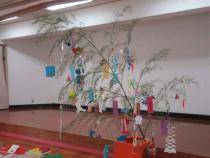 笹の葉に飾りがつきました