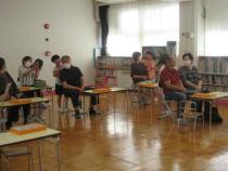 かたたたきのふれあい遊びをしています