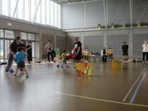 親子競技でだんごむし運びをしています