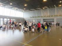 祖父母と子どもたちが玉入れ競争をしています