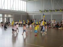 みかん組が旗を振って踊っています