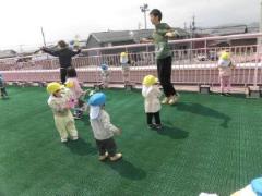 こいのぼりの踊りを踊っている