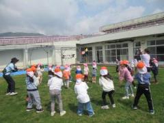 園庭で踊っている