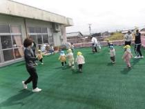 ミニこいのぼりを持って走っている