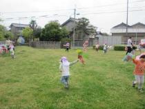 鯉のぼりをもって散策している