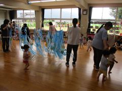 テープを潜っています