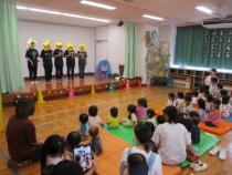 職員がハンドベルの演奏をしています