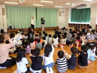 ほいくしといっしょにこいのぼりのてあそびをたのしみました。