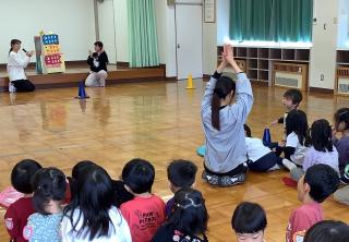 こいのぼりのぺーぷさーとをみてゆらいをしりました。