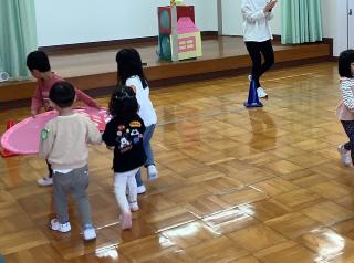 こいのぼりをおとさないにようにはこんでいます。