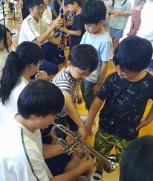 工業高校の吹奏楽部の方に楽器を見せてもらっています