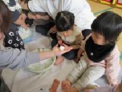 さくらんぼ組が雪に触れて遊んでいます