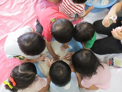 もも組が小麦粉粘土を楽しんでいます