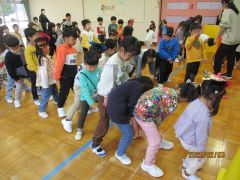 豆送りゲームを楽しんでいます