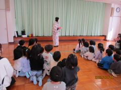 お福さんがホールにやってきて春を届けてくれました