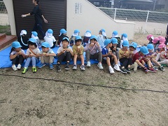 ぶどう組が焼き芋を食べています