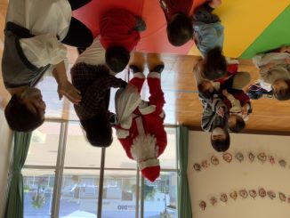 サンタさんがプレゼントを渡しています