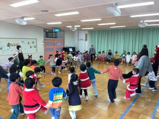 ジングルベルの歌に合わせて踊っています