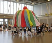 ぶどう組がバルーンを楽しんでいます