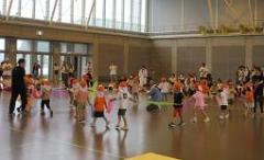 ばなな組が踊っています