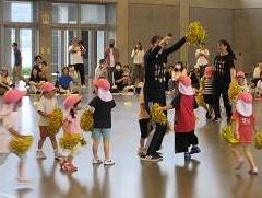 いちご組が踊りを楽しんでいます