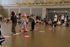 おんぶをしてもらっています