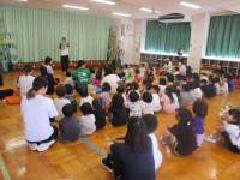 みんなでたなばたさまを歌っています