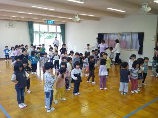 歌や踊りを楽しんでいます