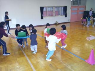 かしわもちを落とさないように運んでいます