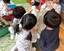 うさぎ組が紙コップを積み上げて遊んでいます