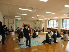 ぶどう組が歌を披露しています