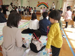 ぶどう組がメダルを渡しています