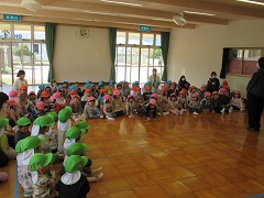 みんなで向かい合っています