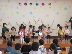 かわいい踊りや文字クイズをしています